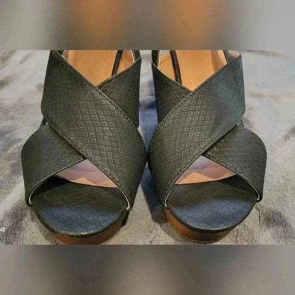 Size 10, Maurices Wedge Peep Toe Strappy Heels Sandals in black - Picture 3 of 11